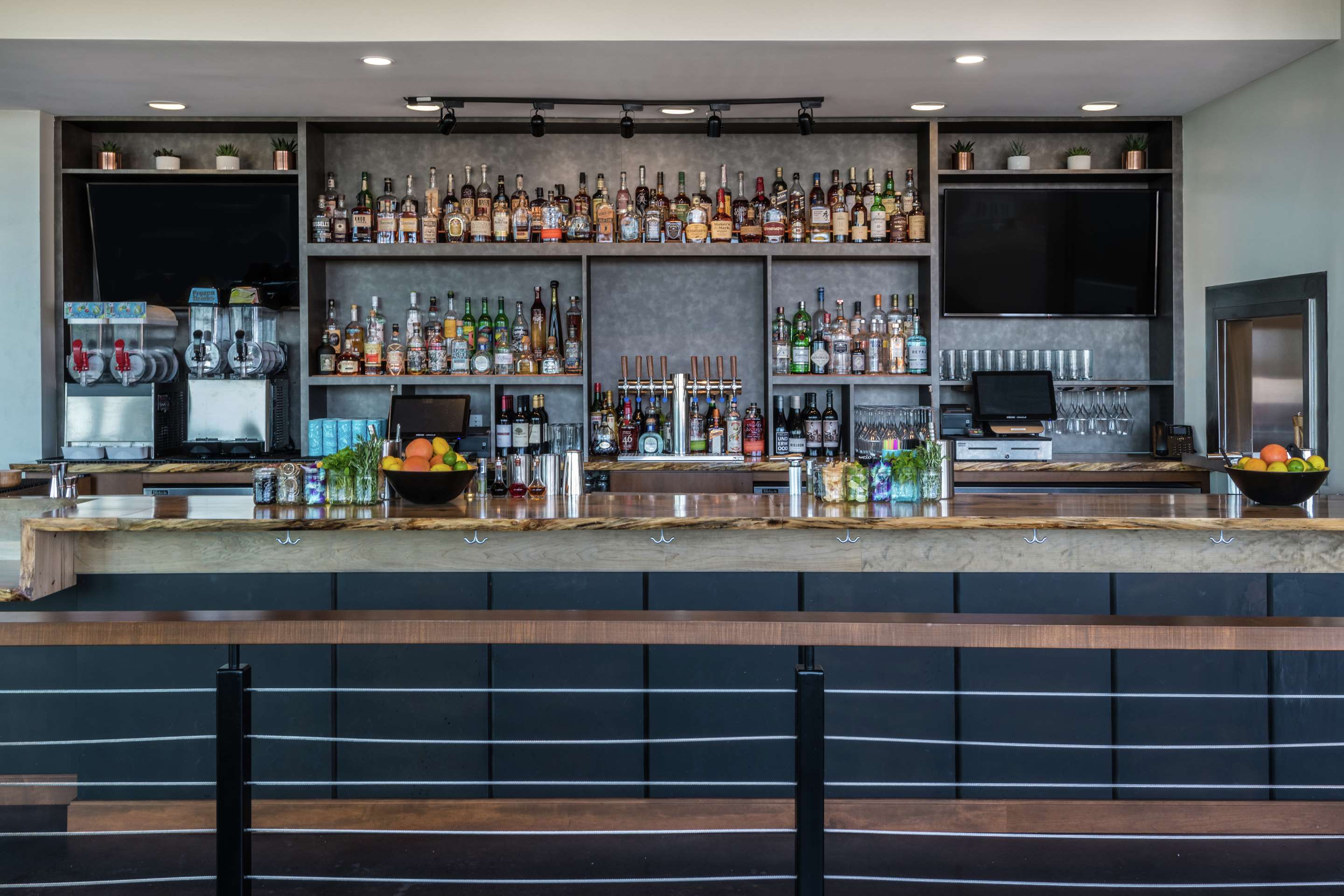 BarLounge | Hampton Inn & Suites Fort Wayne Downtown