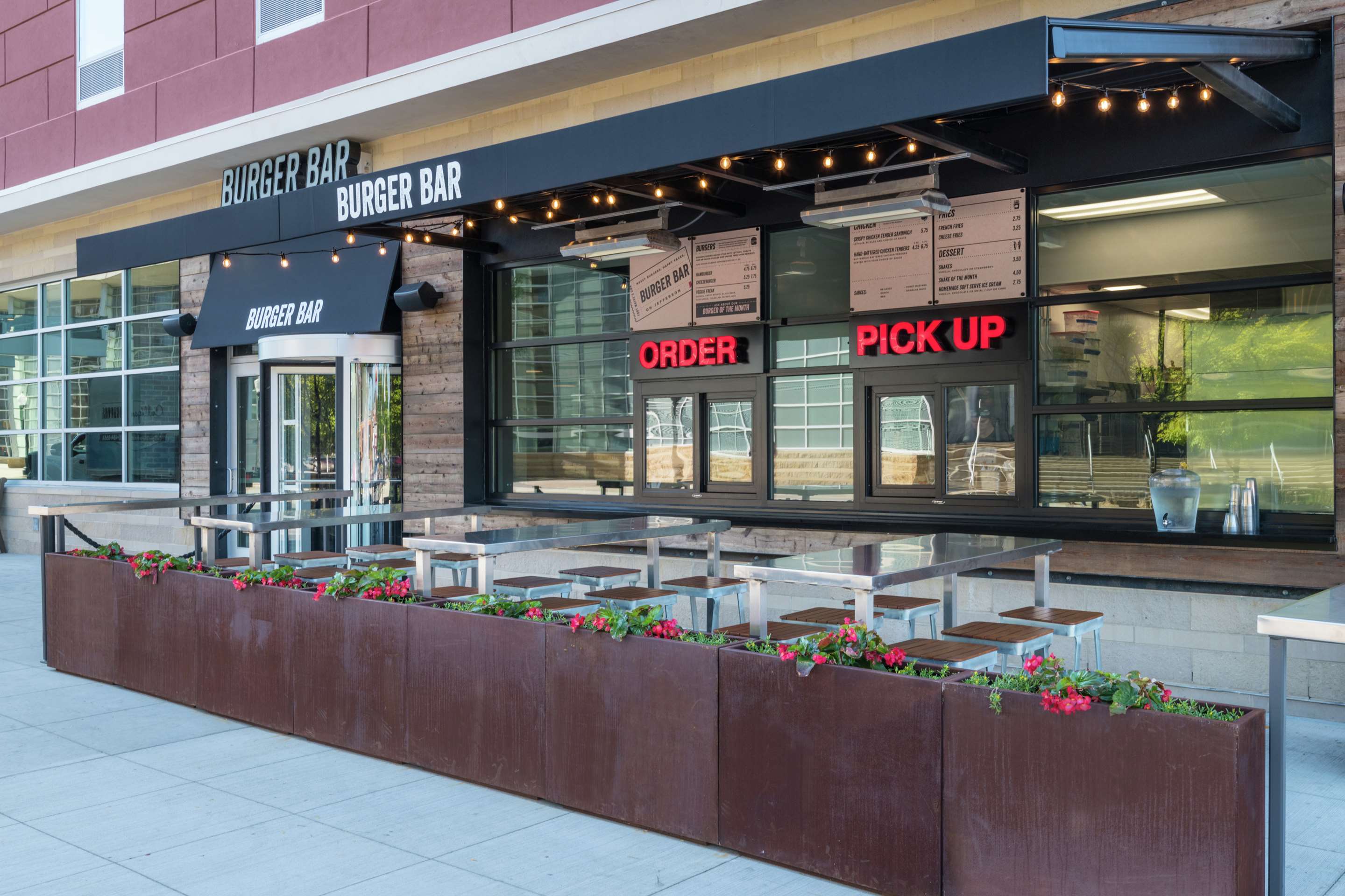 Restaurant | Hampton Inn & Suites Fort Wayne Downtown