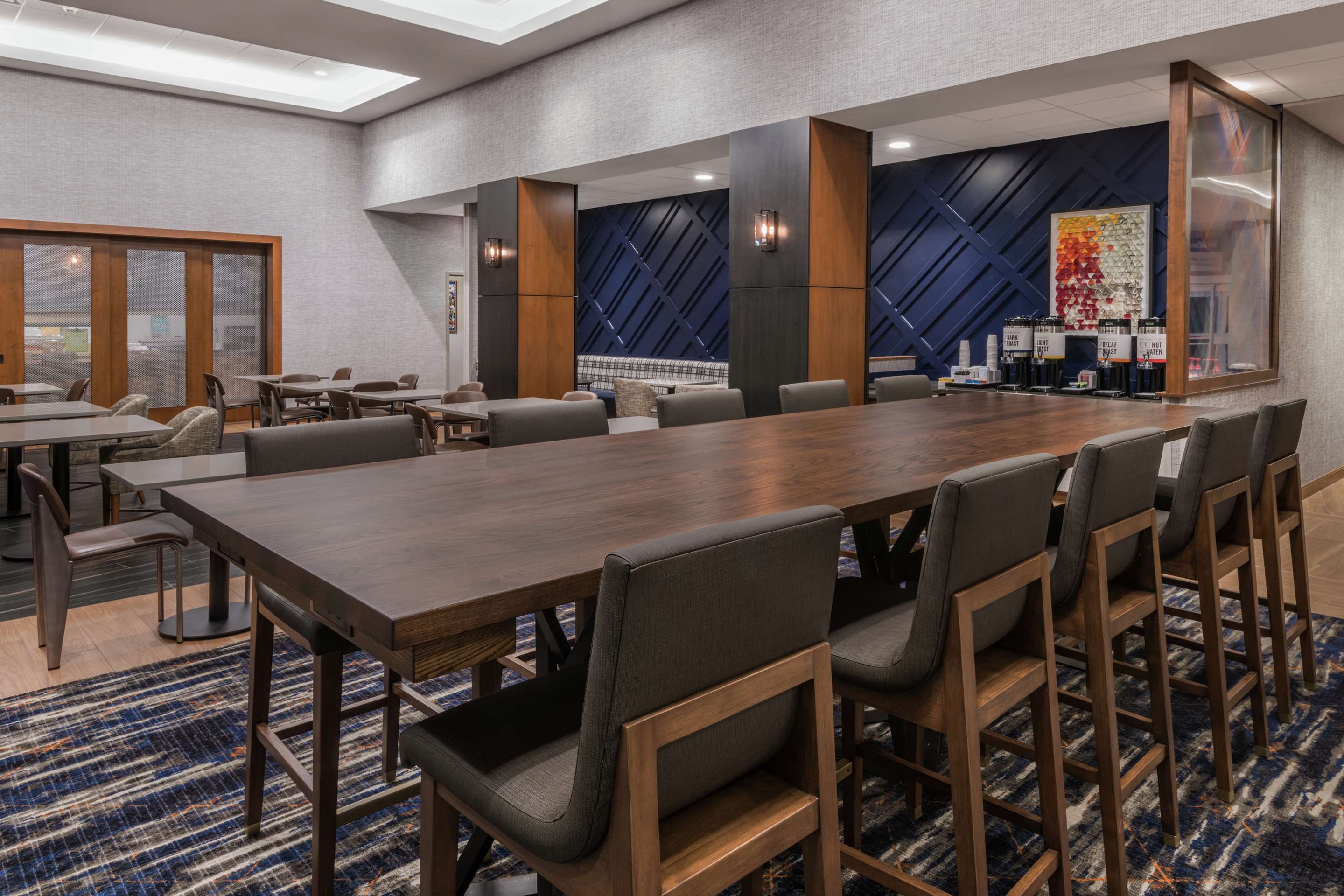 Breakfast Area | Hampton Inn & Suites Fort Wayne Downtown