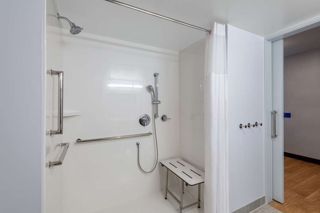 HIS FORT WAYNE DOWNTOWN-guestroom-Guest Room,Bathroom,On-Site.jpg