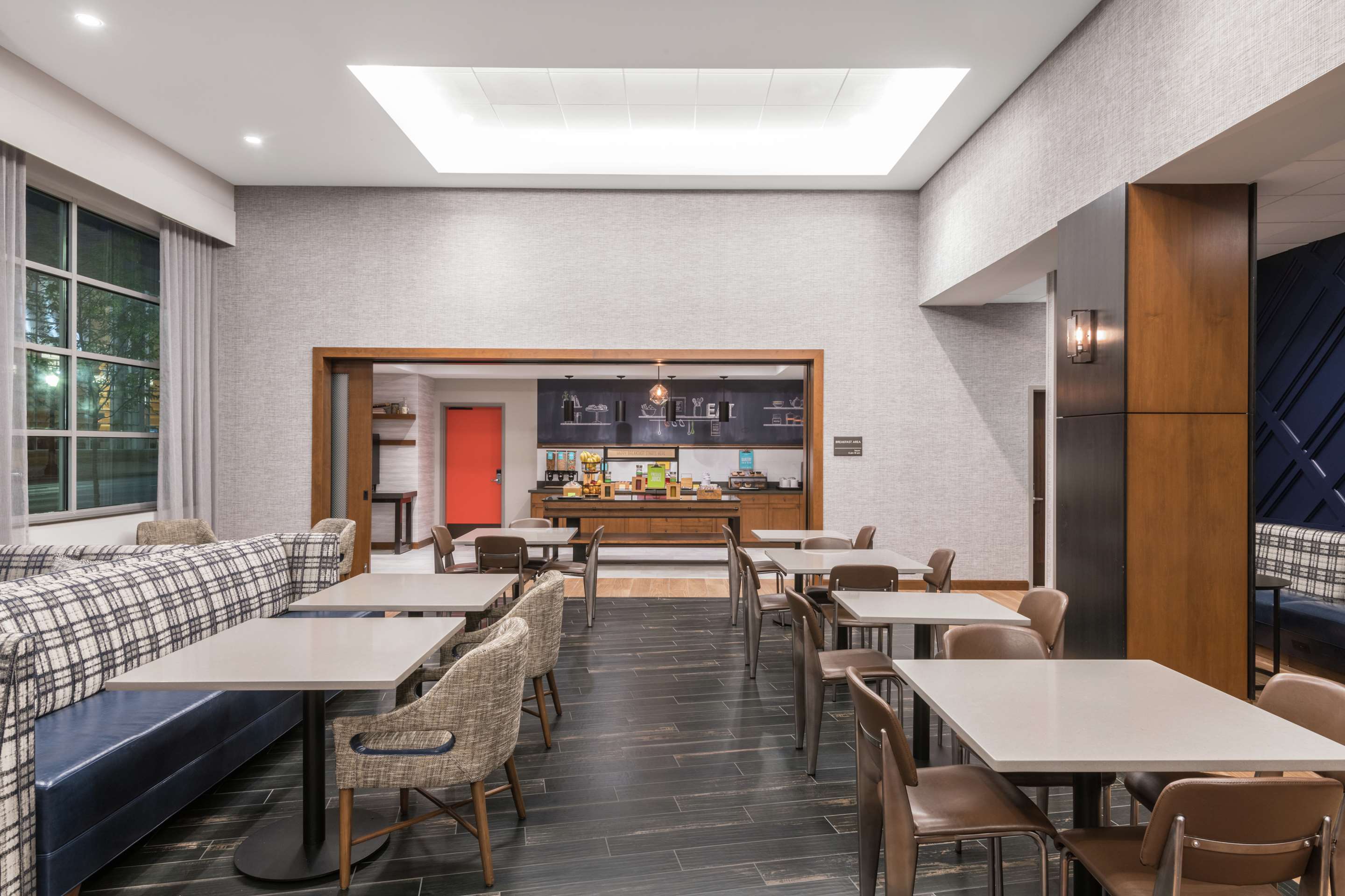 Breakfast Area | Hampton Inn & Suites Fort Wayne Downtown