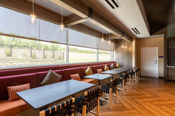 Restaurant - Tru by Hilton Hotel Seneca