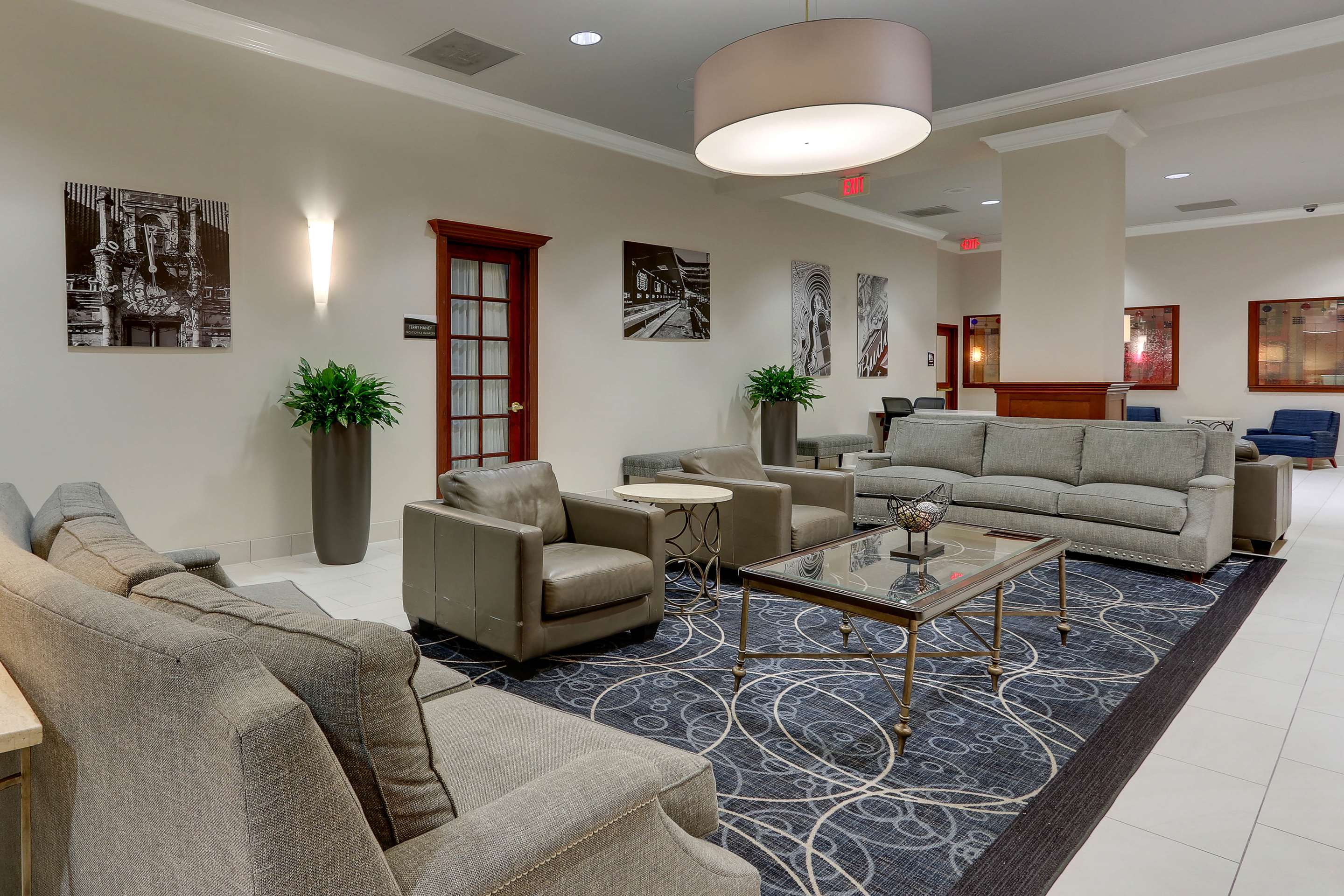 Lobby | DoubleTree by Hilton St. Louis Forest Park