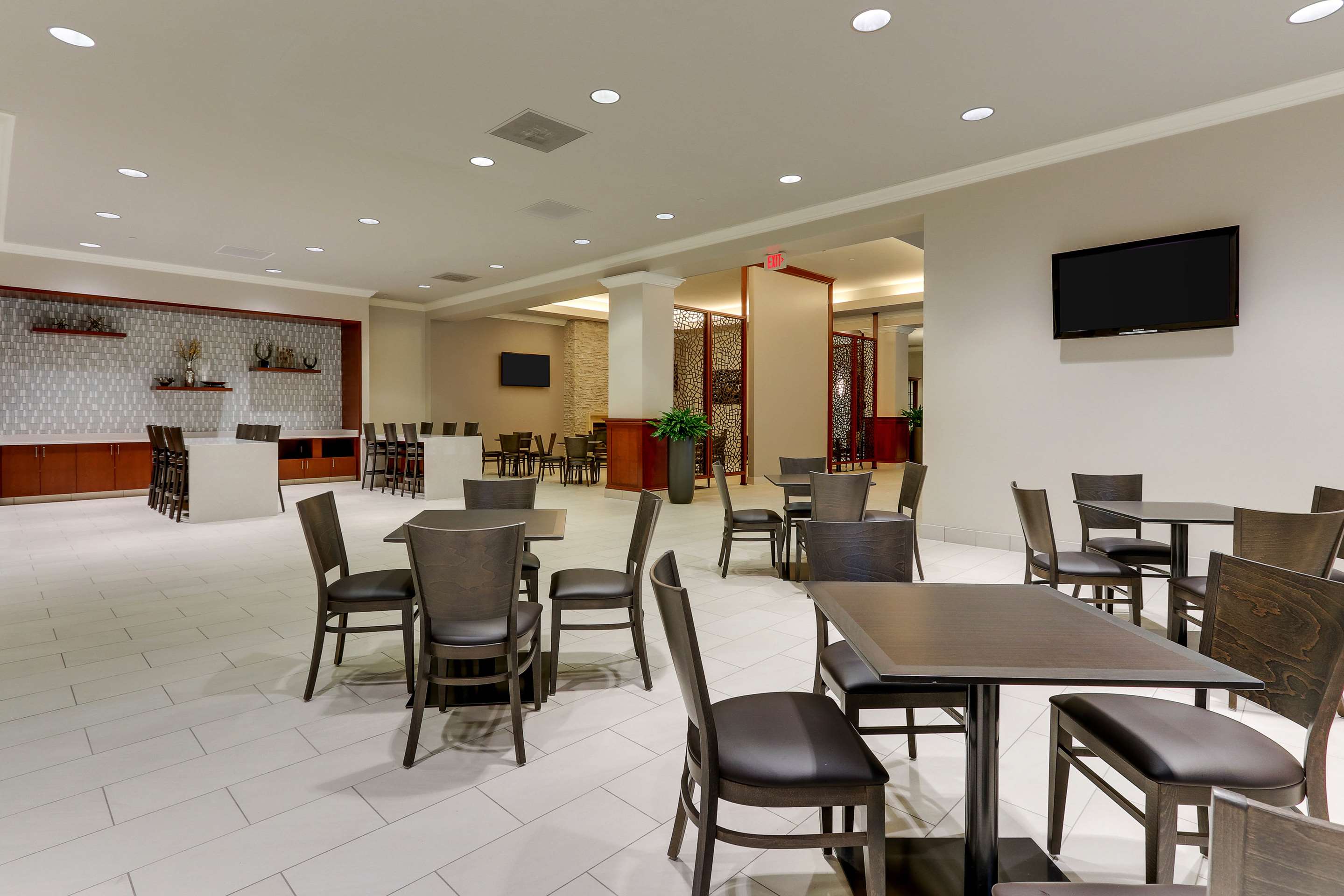 Restaurant | DoubleTree by Hilton St. Louis Forest Park