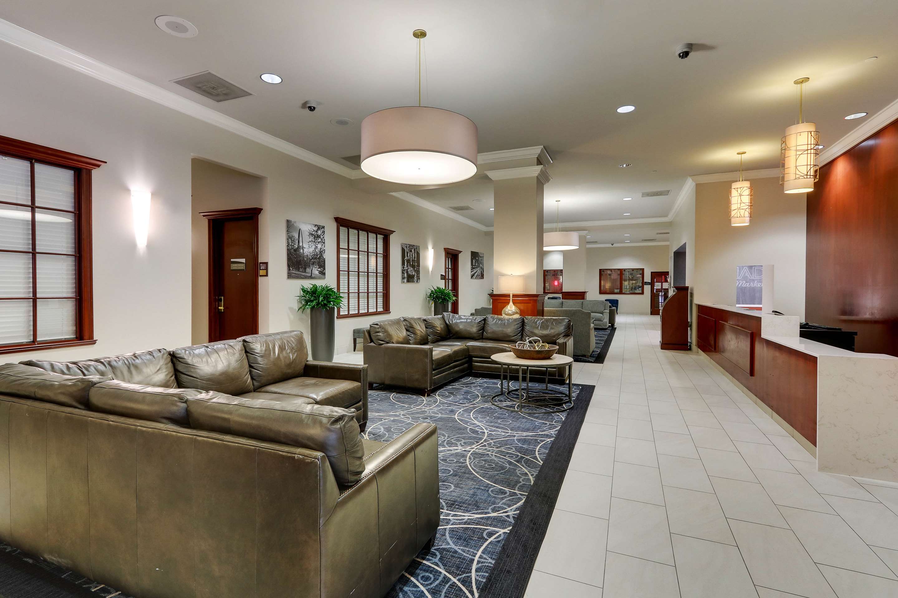 Lobby | DoubleTree by Hilton St. Louis Forest Park