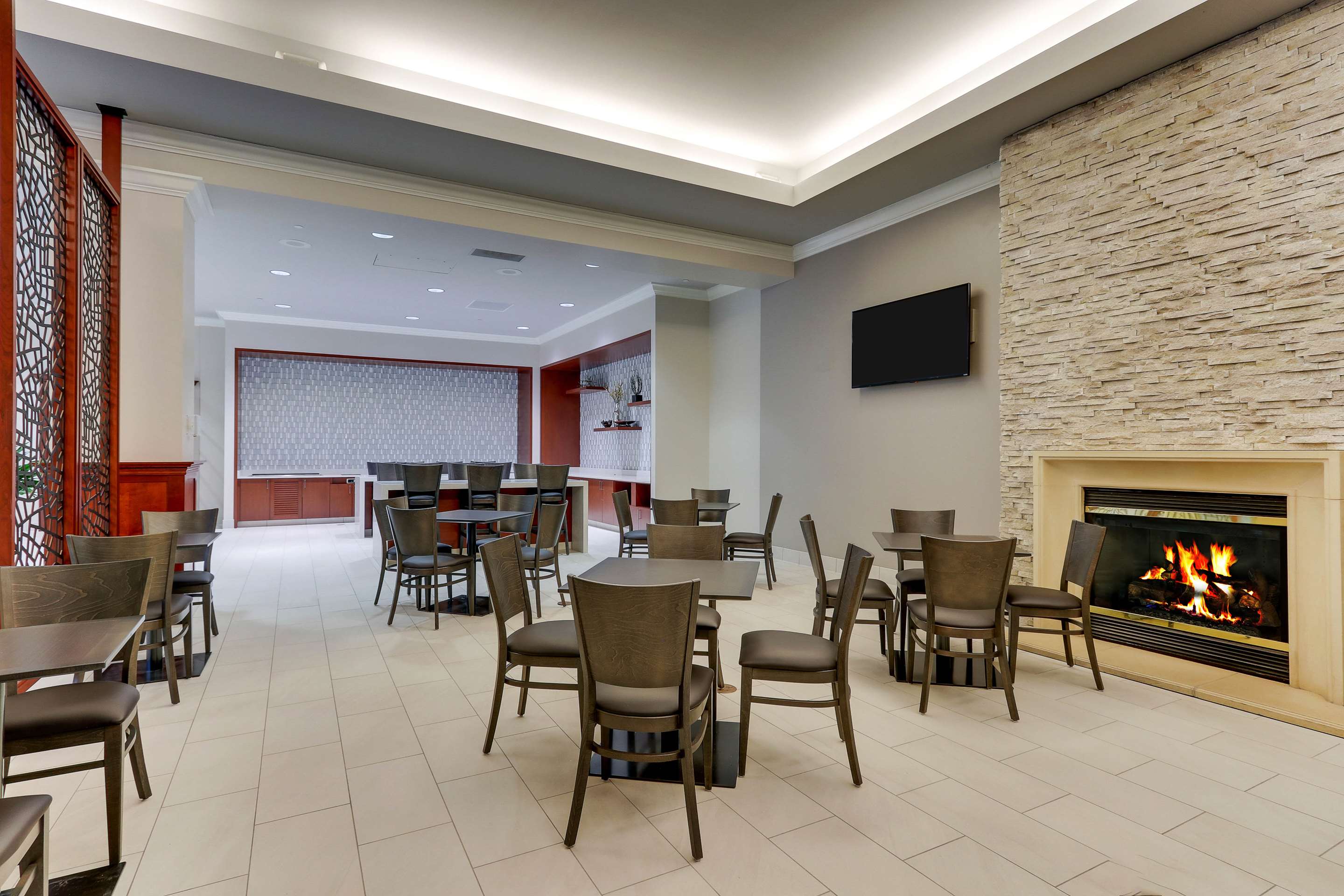 Restaurant | DoubleTree by Hilton St. Louis Forest Park