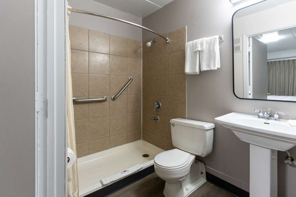 MOTEL 6 CINCINNATI, OH-guestroom-Guest Room,Bathroom,Accessibility,On-Site.jpg