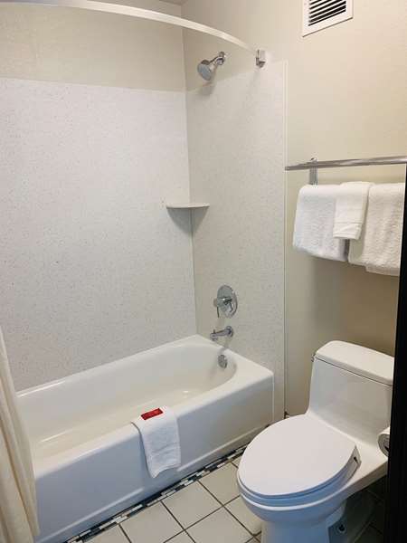  - SureStay Plus by Best Western Redding - I-5, Exit 677