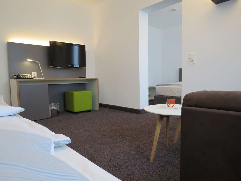 Comfor Hotel-guestroom-Guest Room,Suite,On-Site.jpg