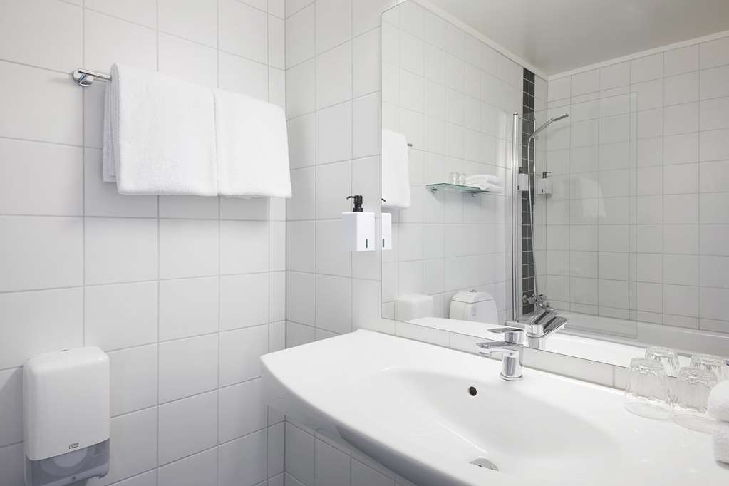 Scandic Vestfjord Lofoten-guestroom-Guest Room,Bathroom,On-Site.jpg