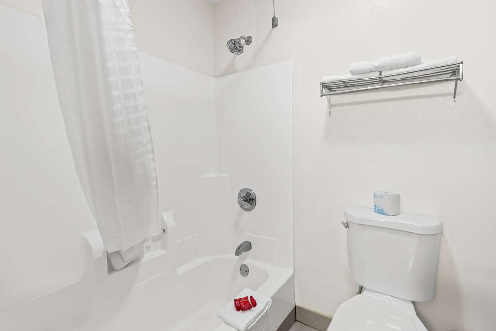 SureStay by Best Western Manchester-guestroom-Guest Room,Bathroom,On-Site.jpg