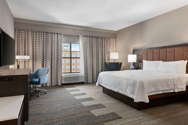  - Hampton Inn & Suites Downtown Crossroads Kansas City - I-670, Exit 2R & 2S
