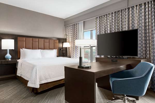  - Hampton Inn & Suites Downtown Crossroads Kansas City - I-670, Exit 2R & 2S