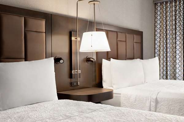  - Hampton Inn & Suites Downtown Crossroads Kansas City - I-670, Exit 2R & 2S