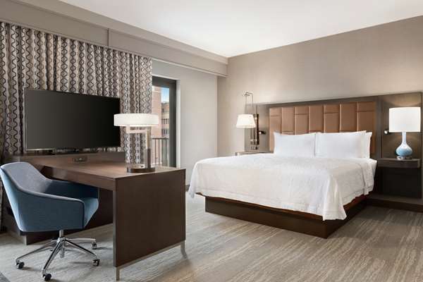  - Hampton Inn & Suites Downtown Crossroads Kansas City - I-670, Exit 2R & 2S