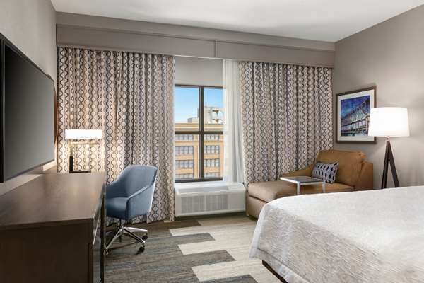  - Hampton Inn & Suites Downtown Crossroads Kansas City - I-670, Exit 2R & 2S