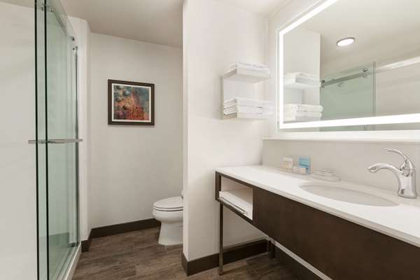  - Hampton Inn & Suites Downtown Crossroads Kansas City - I-670, Exit 2R & 2S