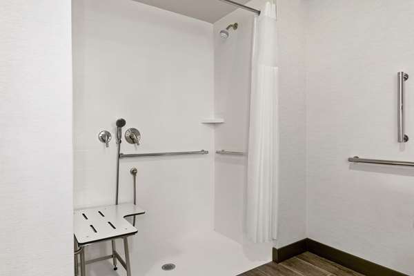  - Hampton Inn & Suites Downtown Crossroads Kansas City - I-670, Exit 2R & 2S