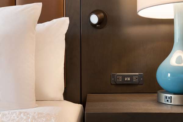  - Hampton Inn & Suites Downtown Crossroads Kansas City - I-670, Exit 2R & 2S