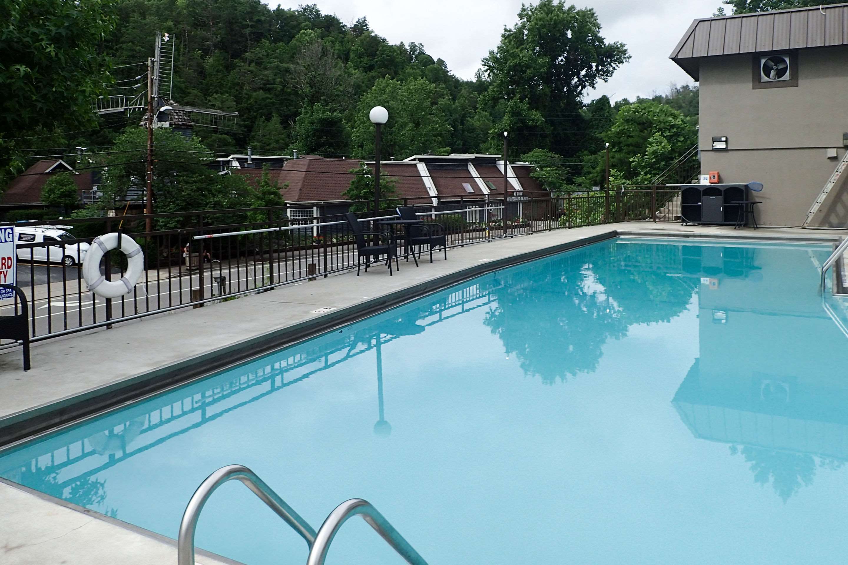 Outdoor pool | Clarion Pointe Downtown Gatlinburg