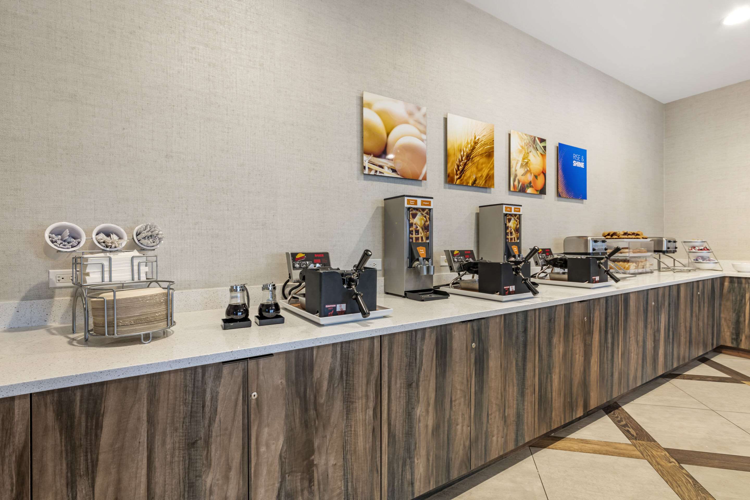Breakfast area | Comfort Inn & Suites Miami International Airport