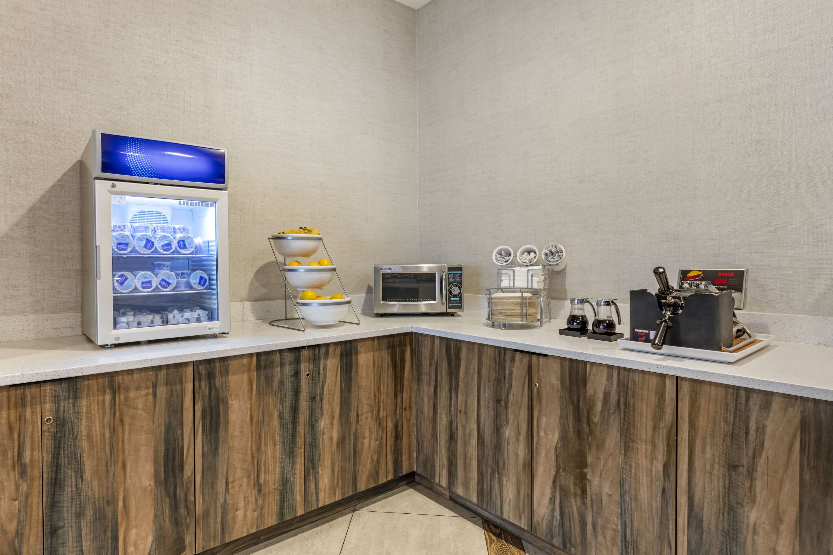 Breakfast area | Comfort Inn & Suites Miami International Airport