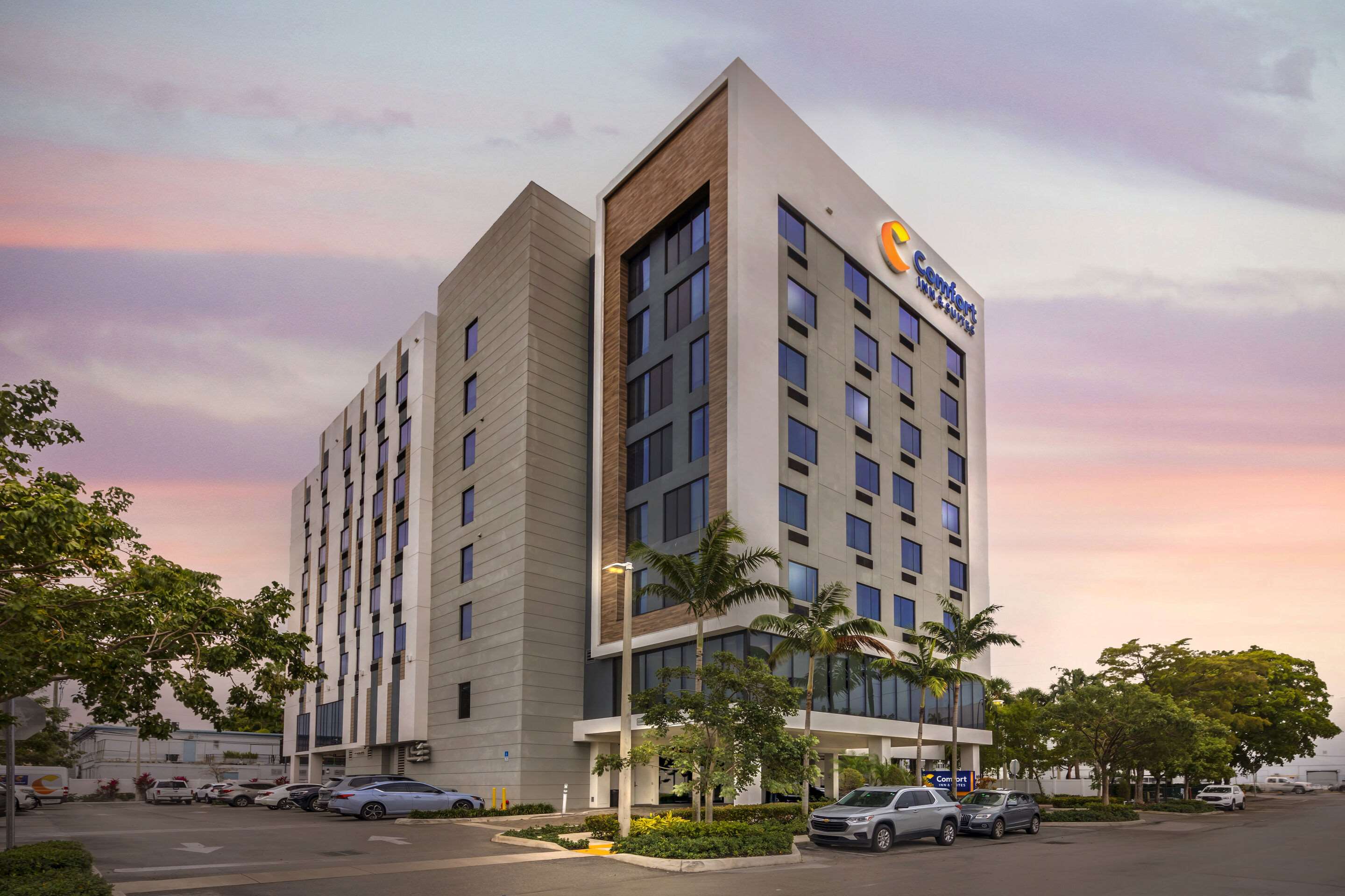 Hotel exterior | Comfort Inn & Suites Miami International Airport