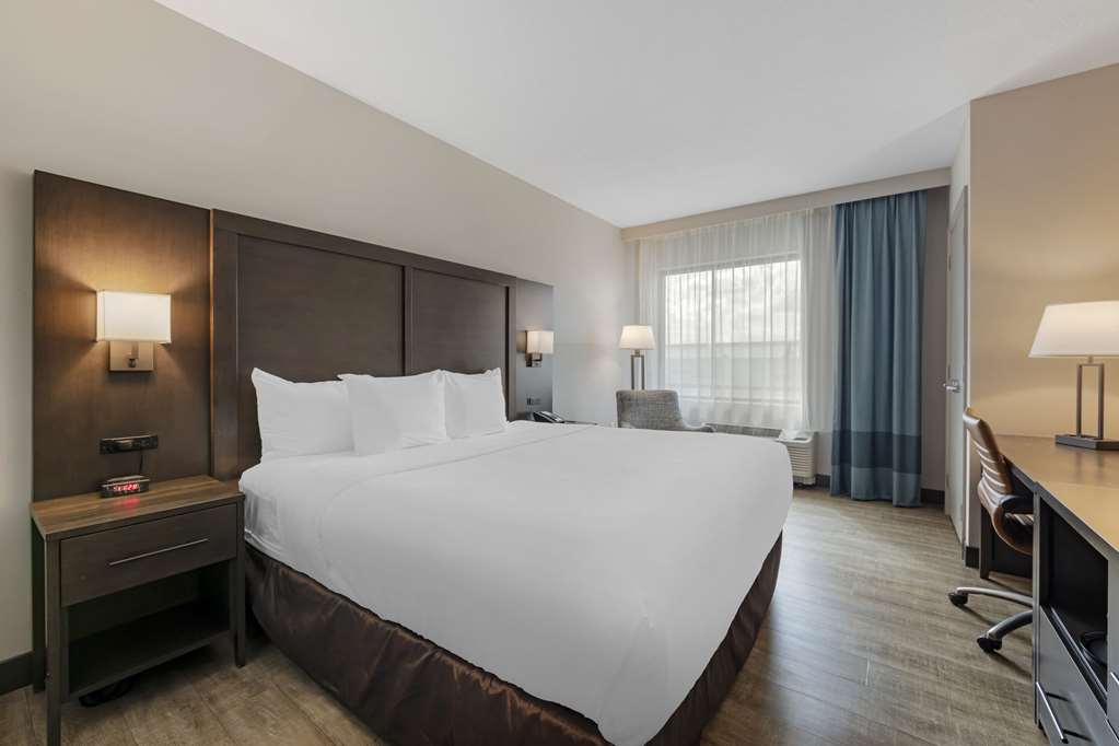 COMFORT INN AND SUITES MIAMI INTERN-guestroom-Guest Room,On-Site.jpg