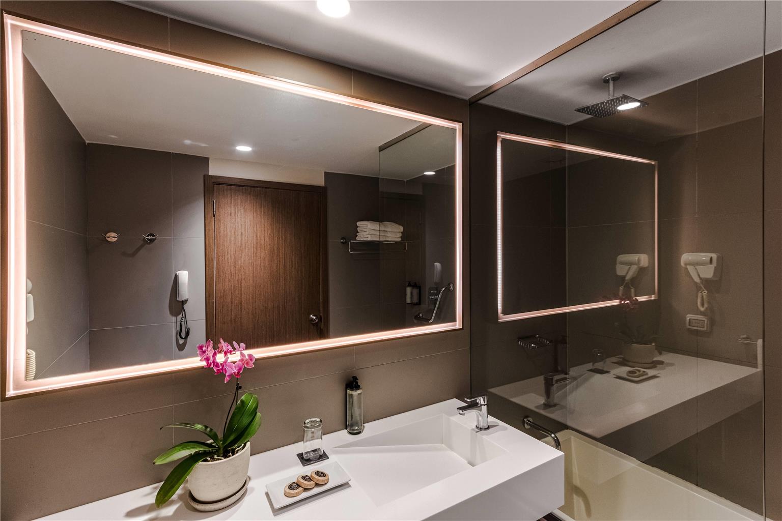 DAZZLER BY WYNDHAM LIMA SAN ISIDRO-guestroom-Guest Room,Bathroom,On-Site.jpg