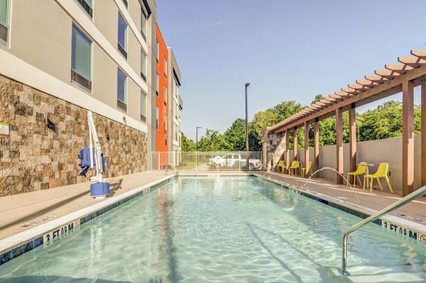 Pool - Home2 Suites by Hilton Foley