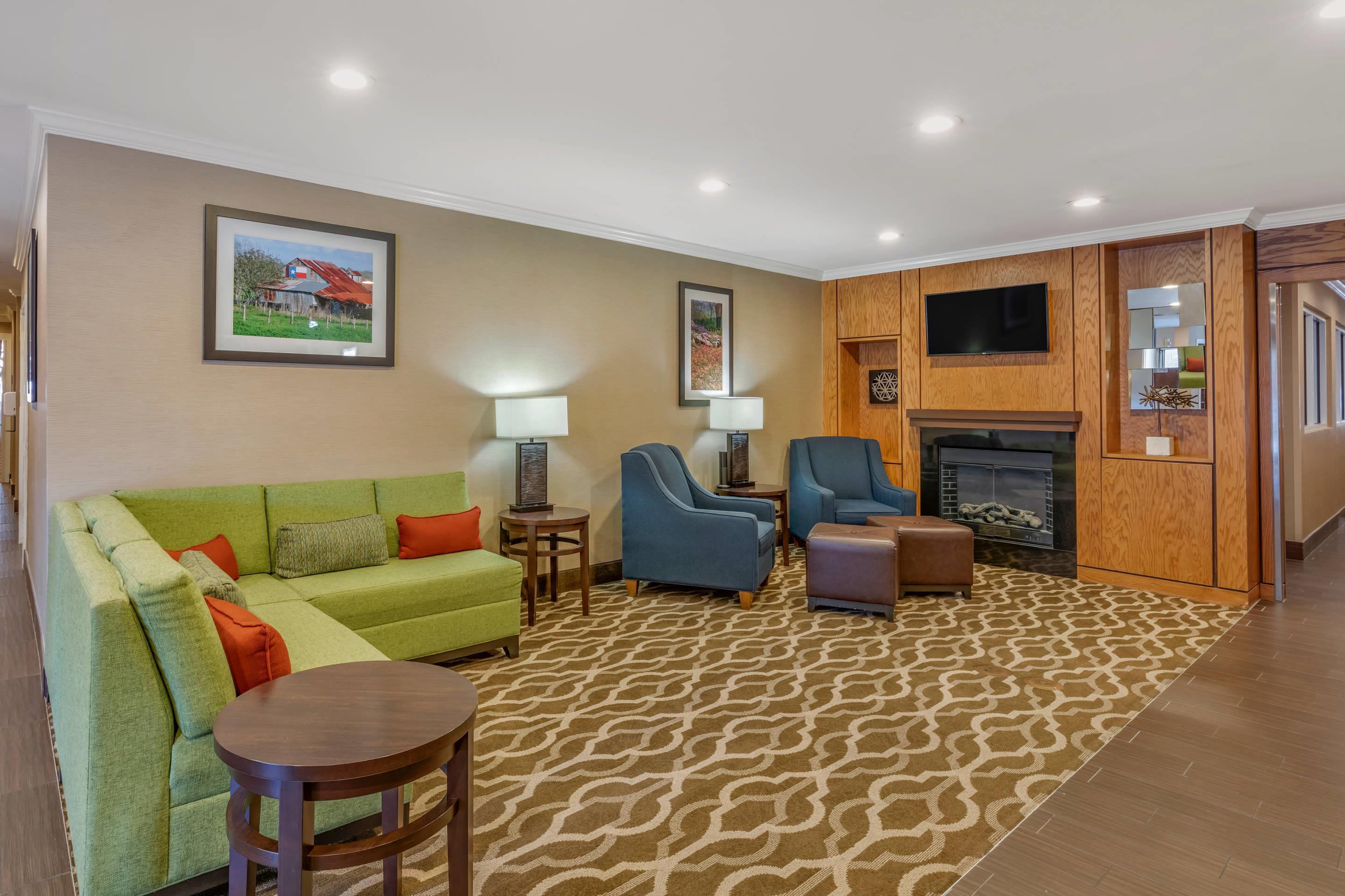 Spacious lobby with sitting area | Comfort Inn & Suites North Dallas - Addison