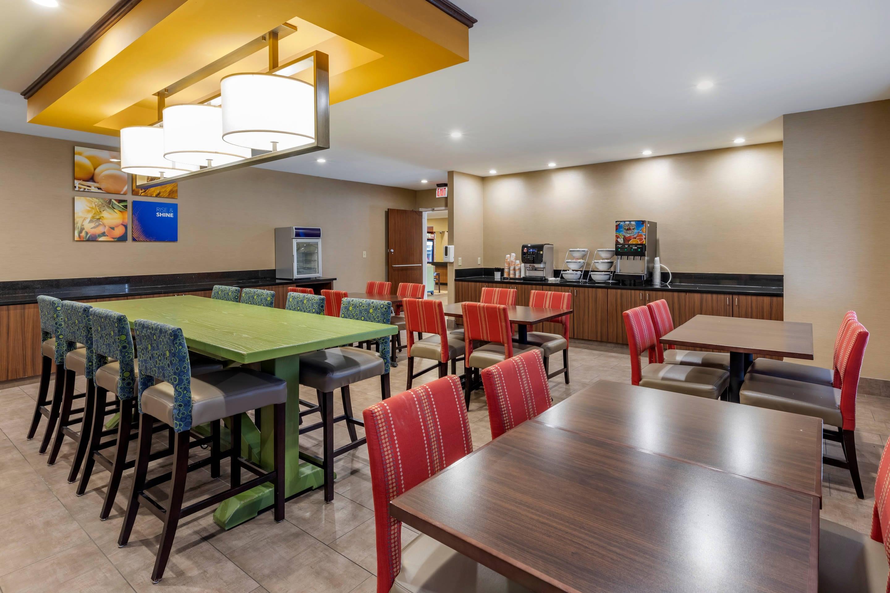 Spacious breakfast area | Comfort Inn & Suites North Dallas - Addison