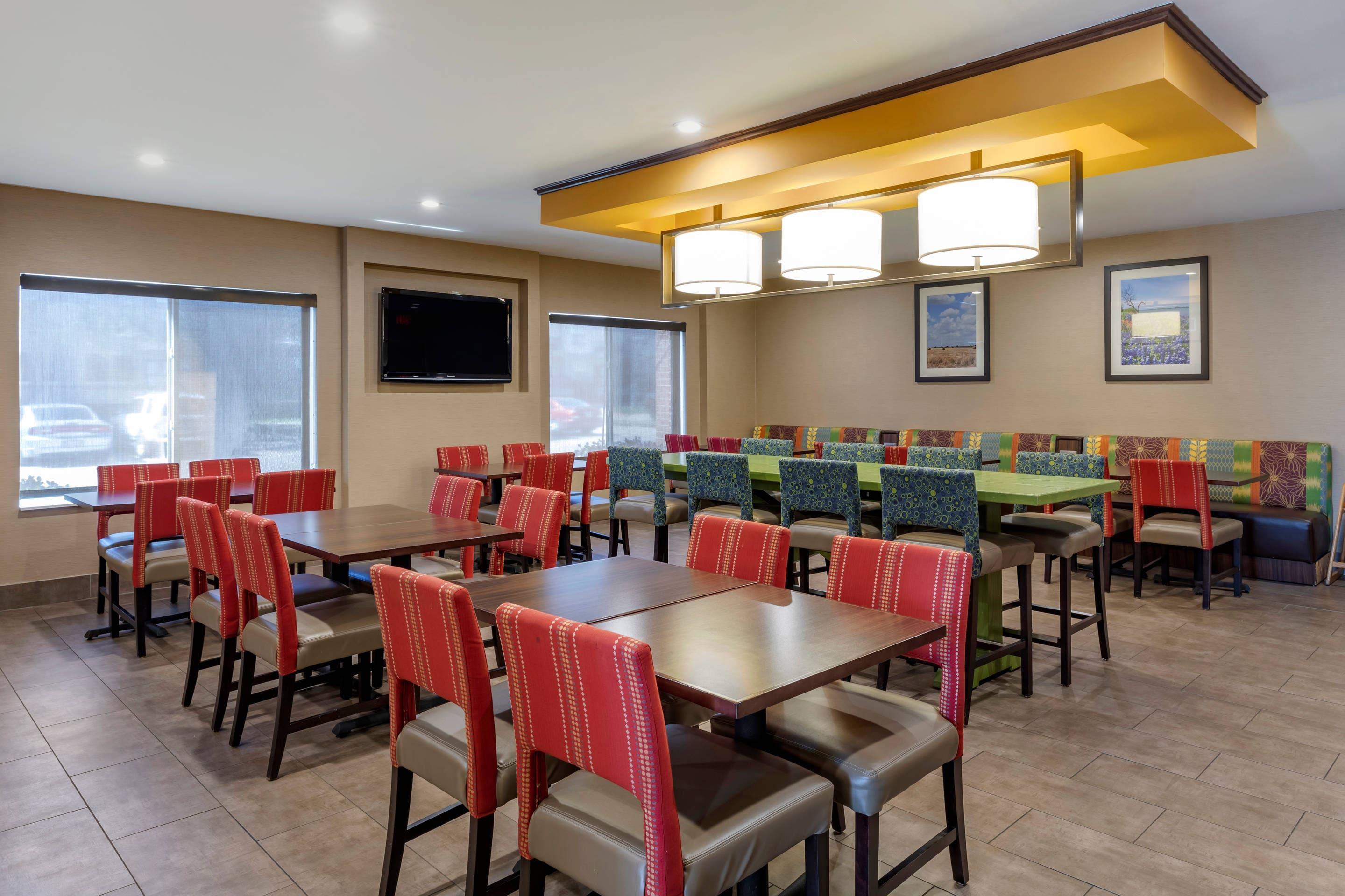 Breakfast area | Comfort Inn & Suites North Dallas - Addison