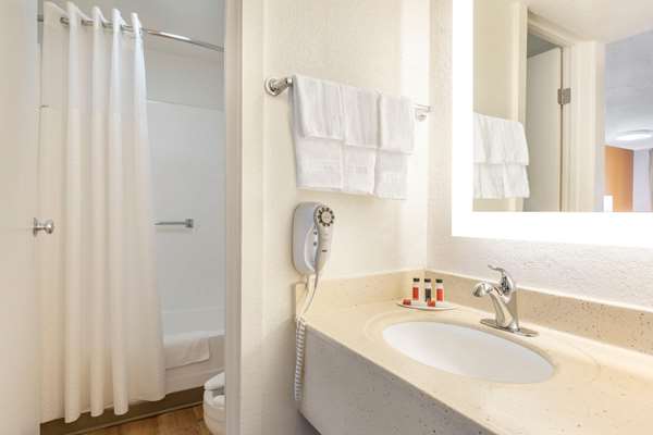  - Howard Johnson Hotel Harrisonburg - I-81, Exit 247