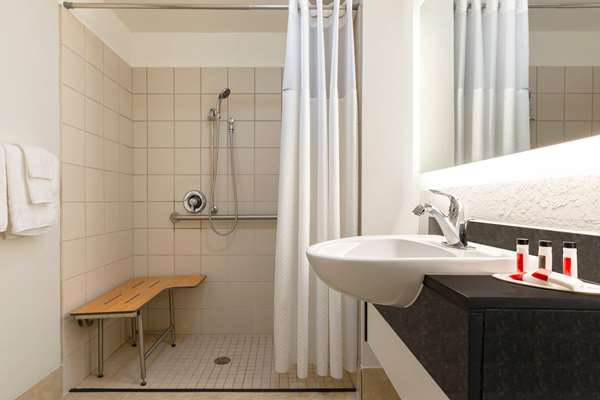  - Howard Johnson Hotel Harrisonburg - I-81, Exit 247