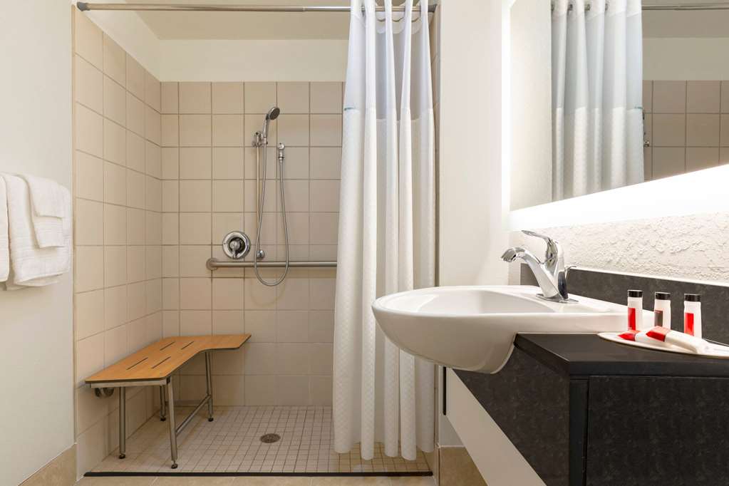 HOWARD JOHNSON BY WYNDHAM HARRISONB-guestroom-Guest Room,Bathroom,On-Site.jpg