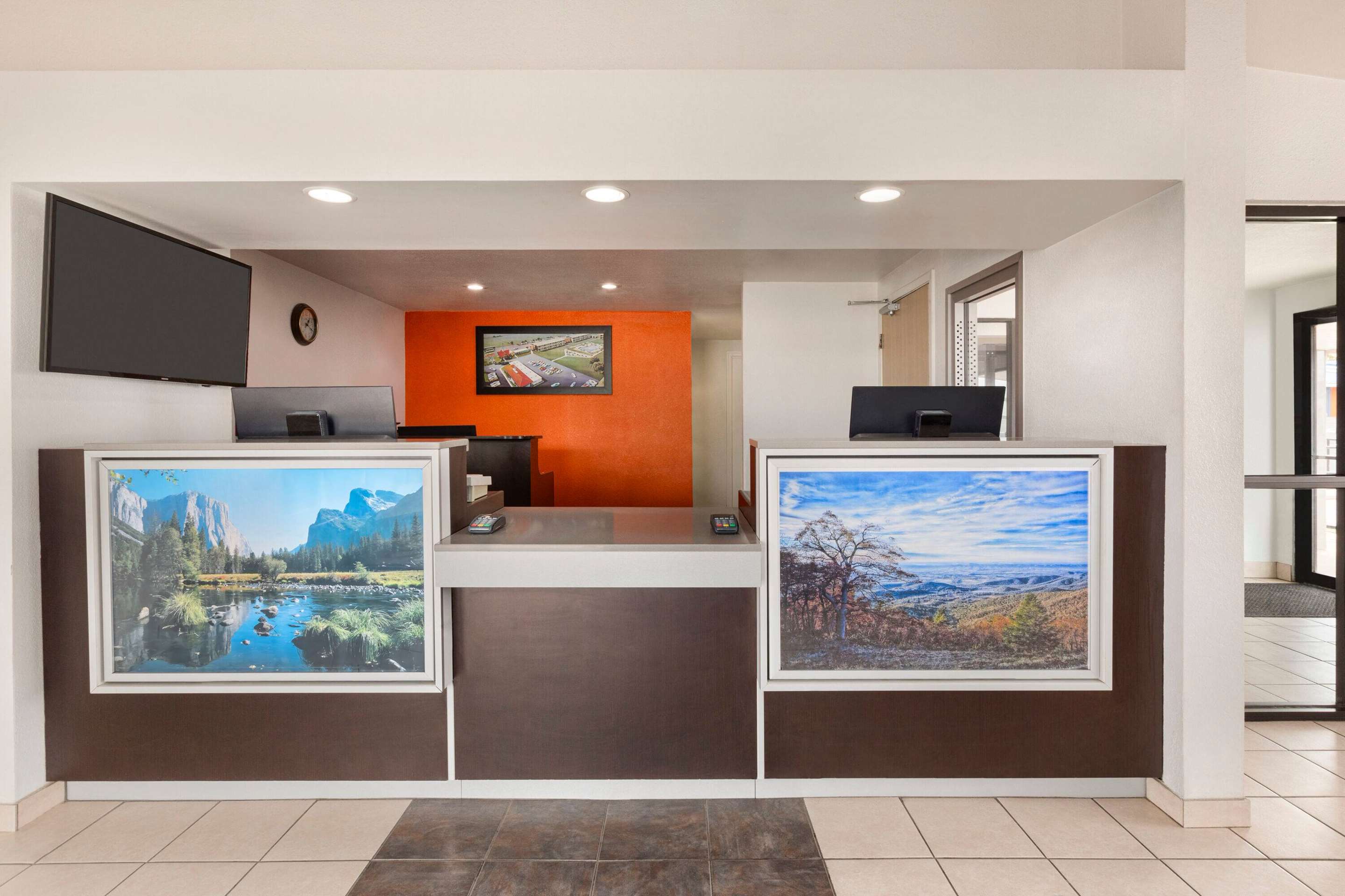 Lobby | Howard Johnson by Wyndham Harrisonburg