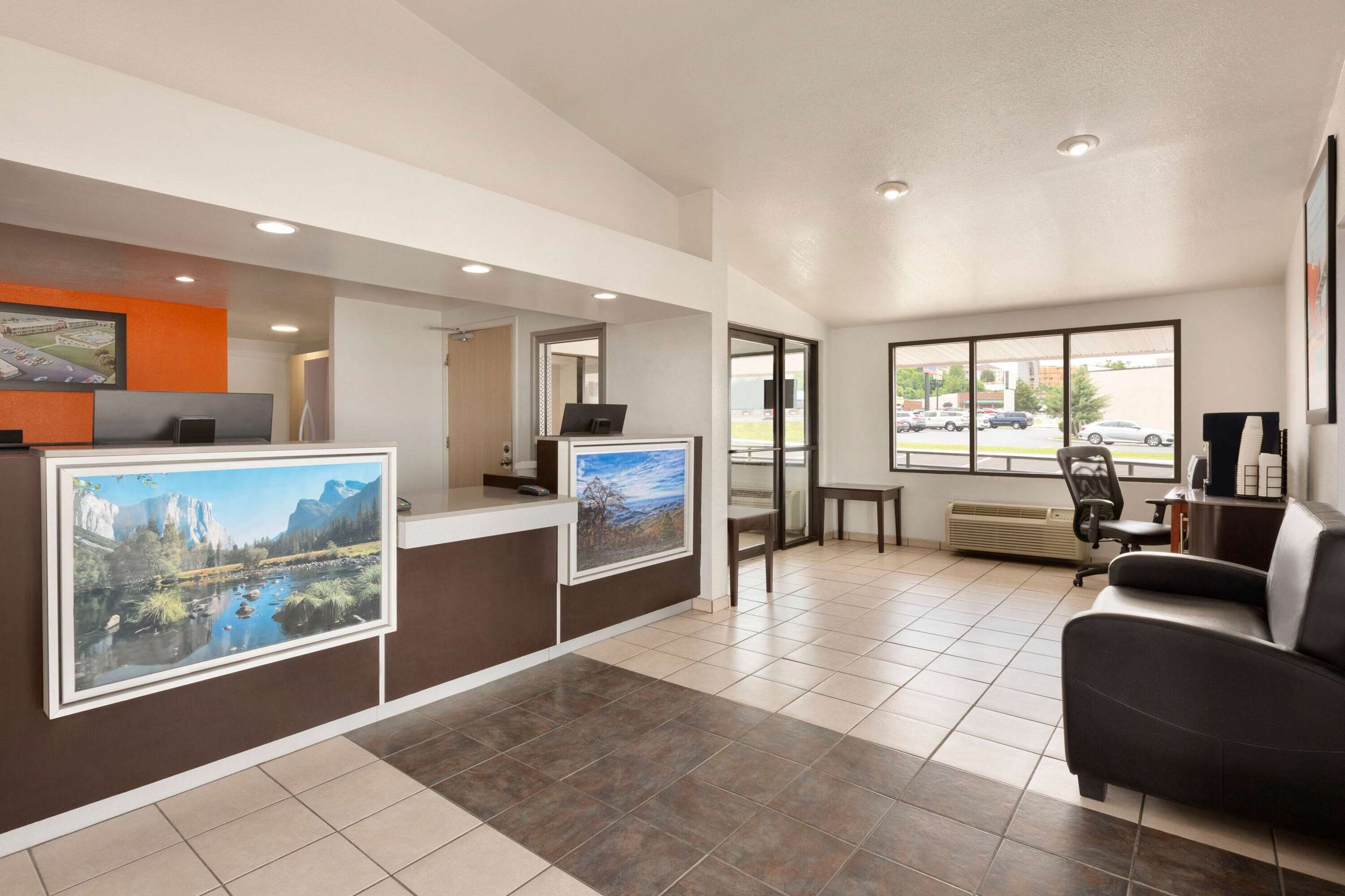 Lobby | Howard Johnson by Wyndham Harrisonburg