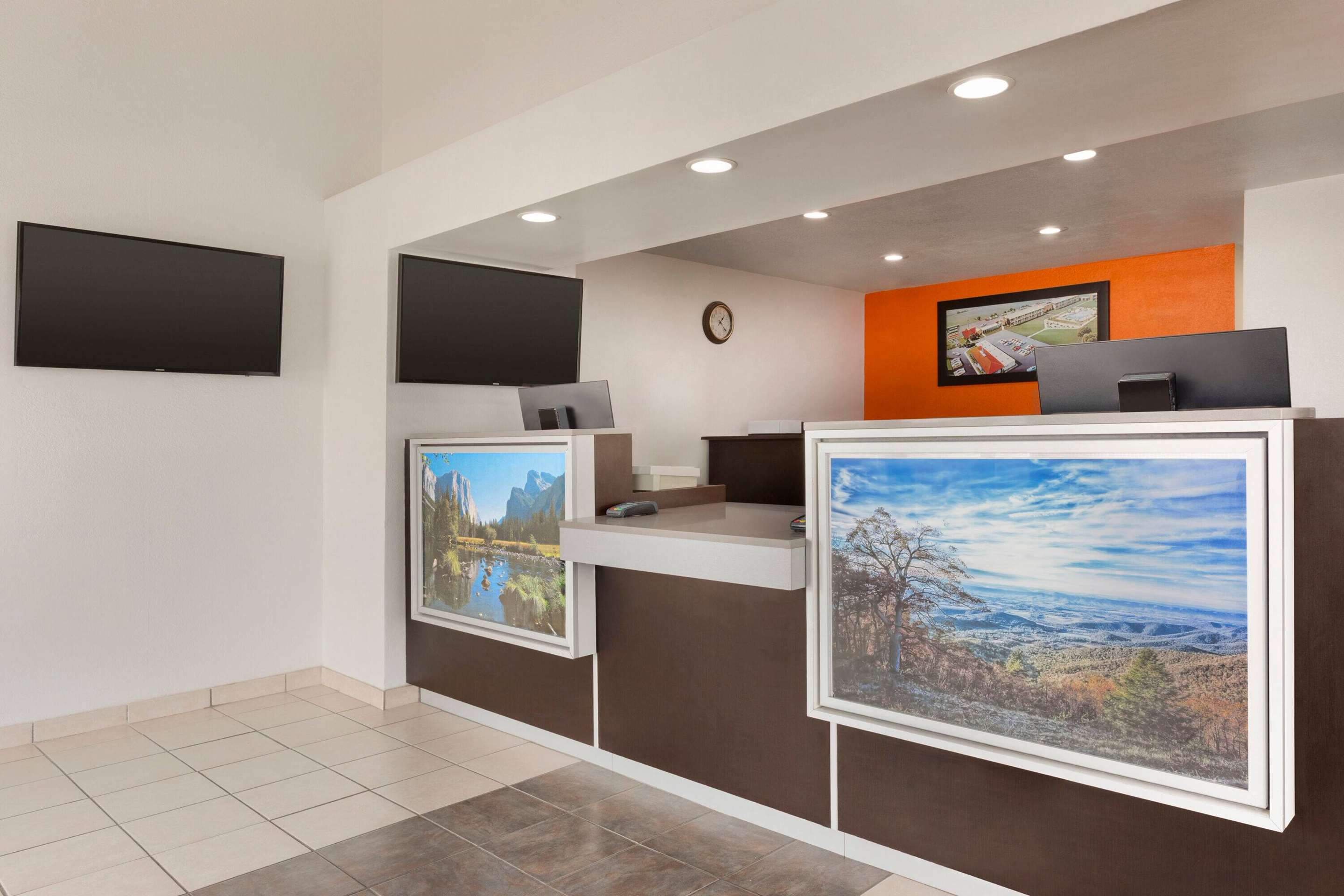 Lobby | Howard Johnson by Wyndham Harrisonburg