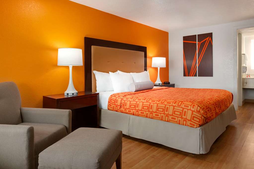 HOWARD JOHNSON BY WYNDHAM HARRISONB-guestroom-Guest Room,On-Site.jpg
