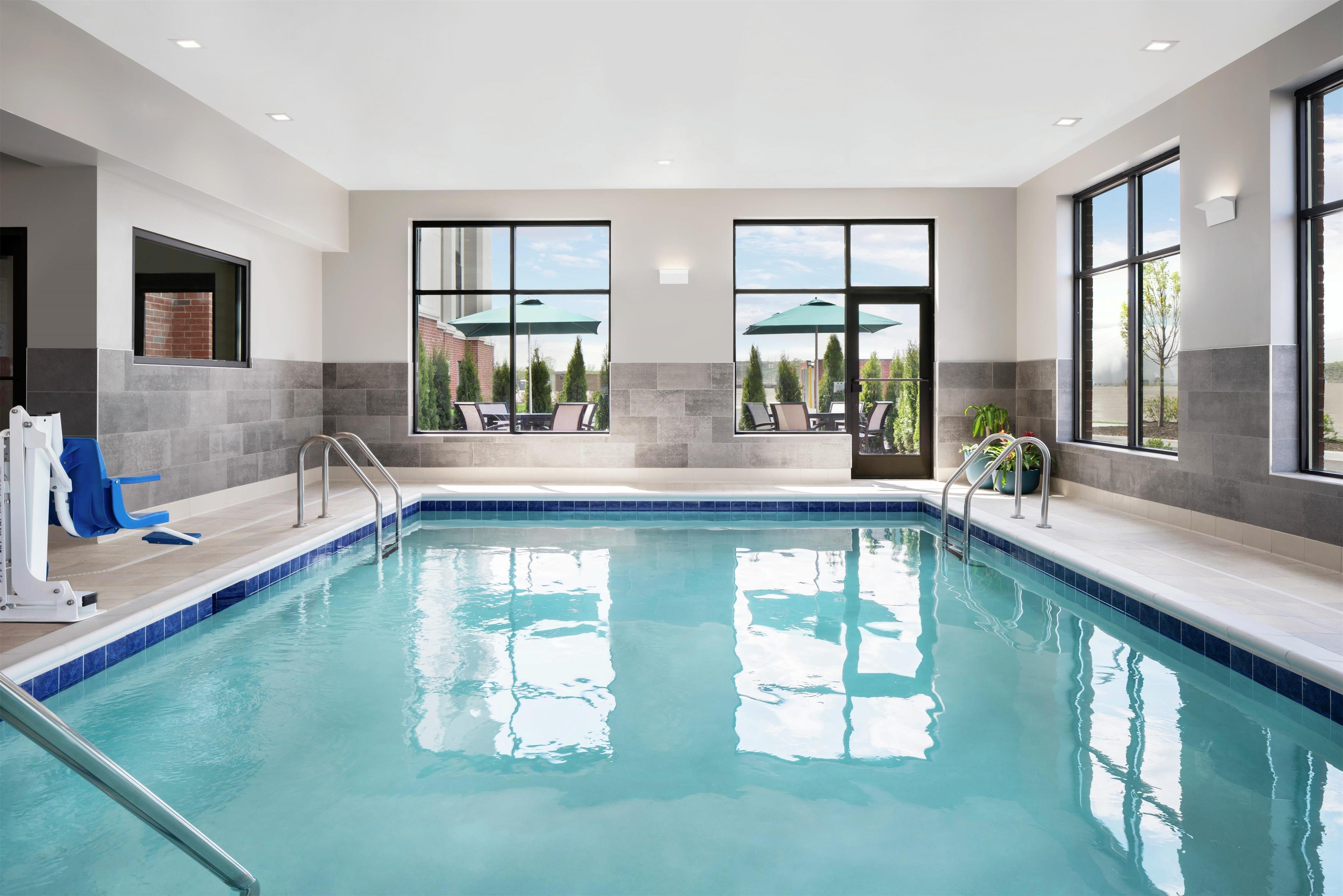 Pool | Hampton Inn & Suites Bridgeview Chicago