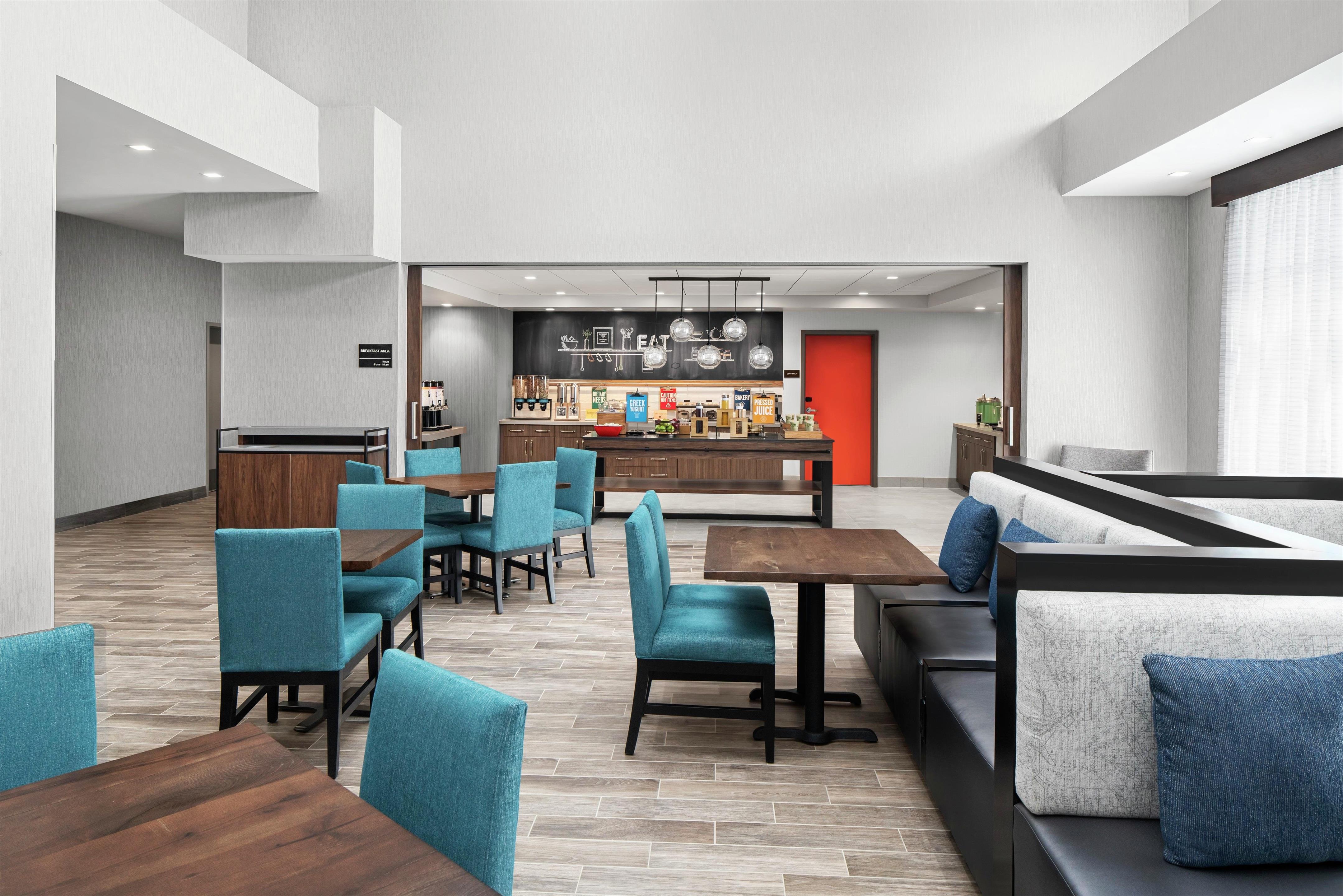 Breakfast Area | Hampton Inn & Suites Bridgeview Chicago