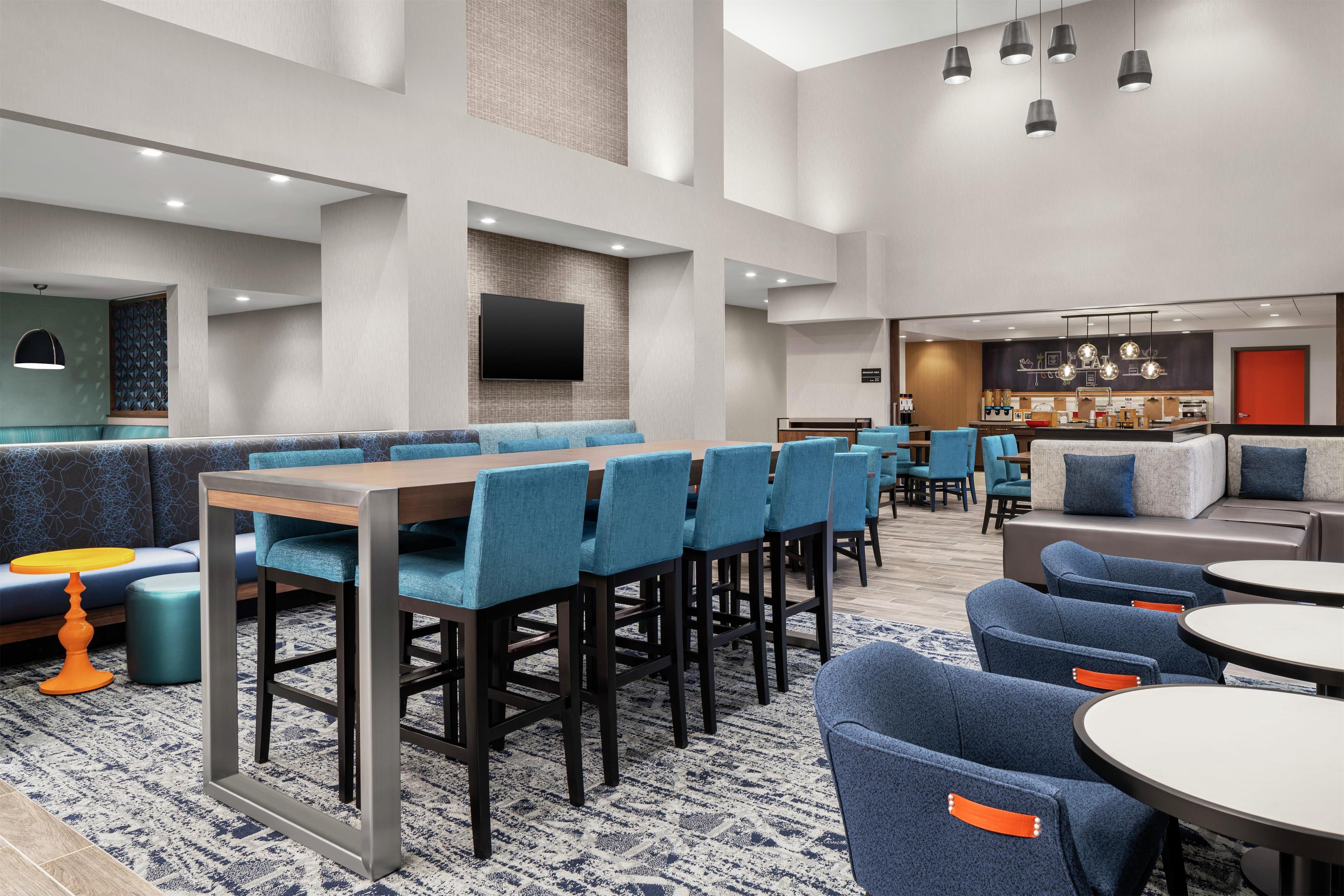 Lobby | Hampton Inn & Suites Bridgeview Chicago