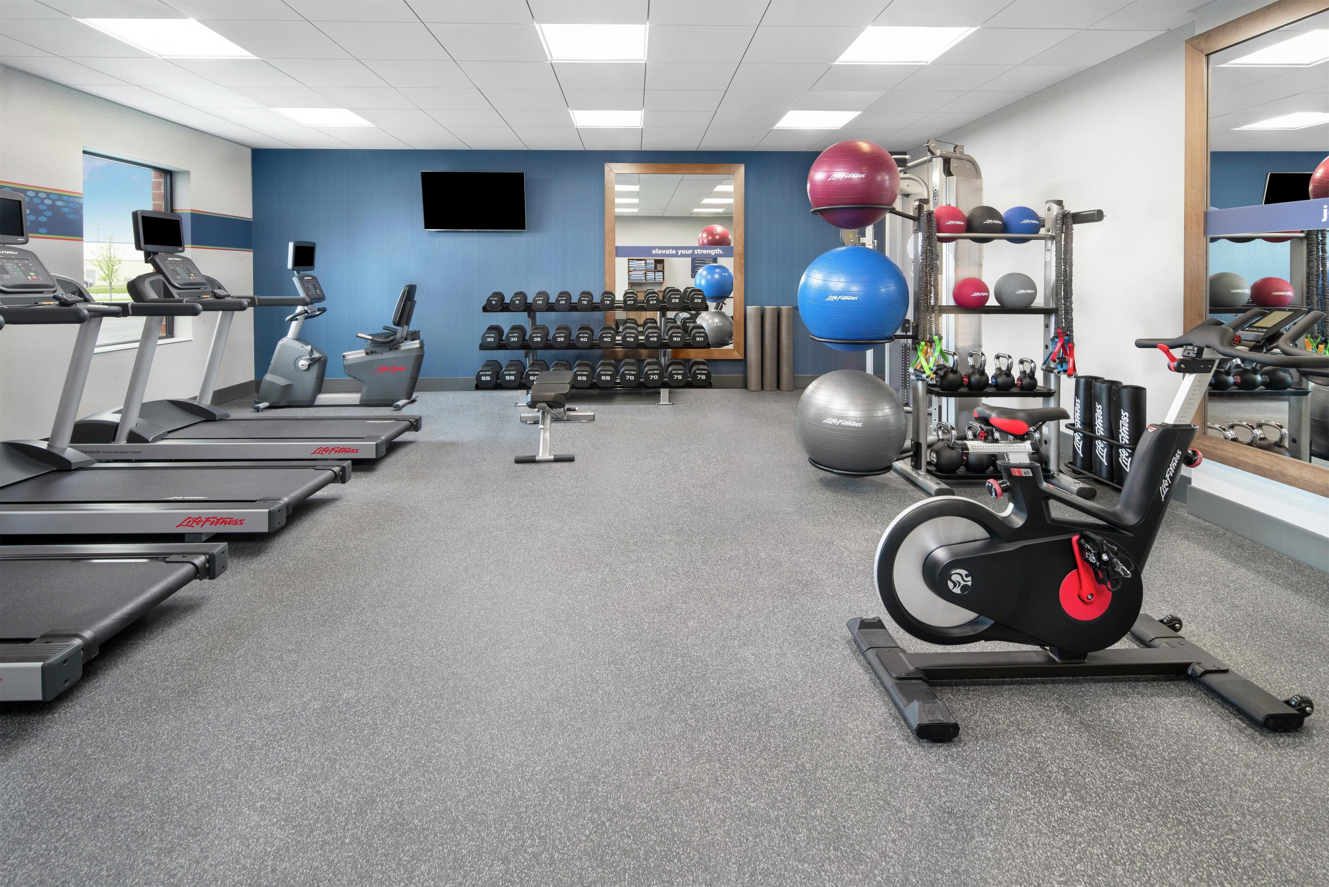 Health club fitness center gym | Hampton Inn & Suites Bridgeview Chicago