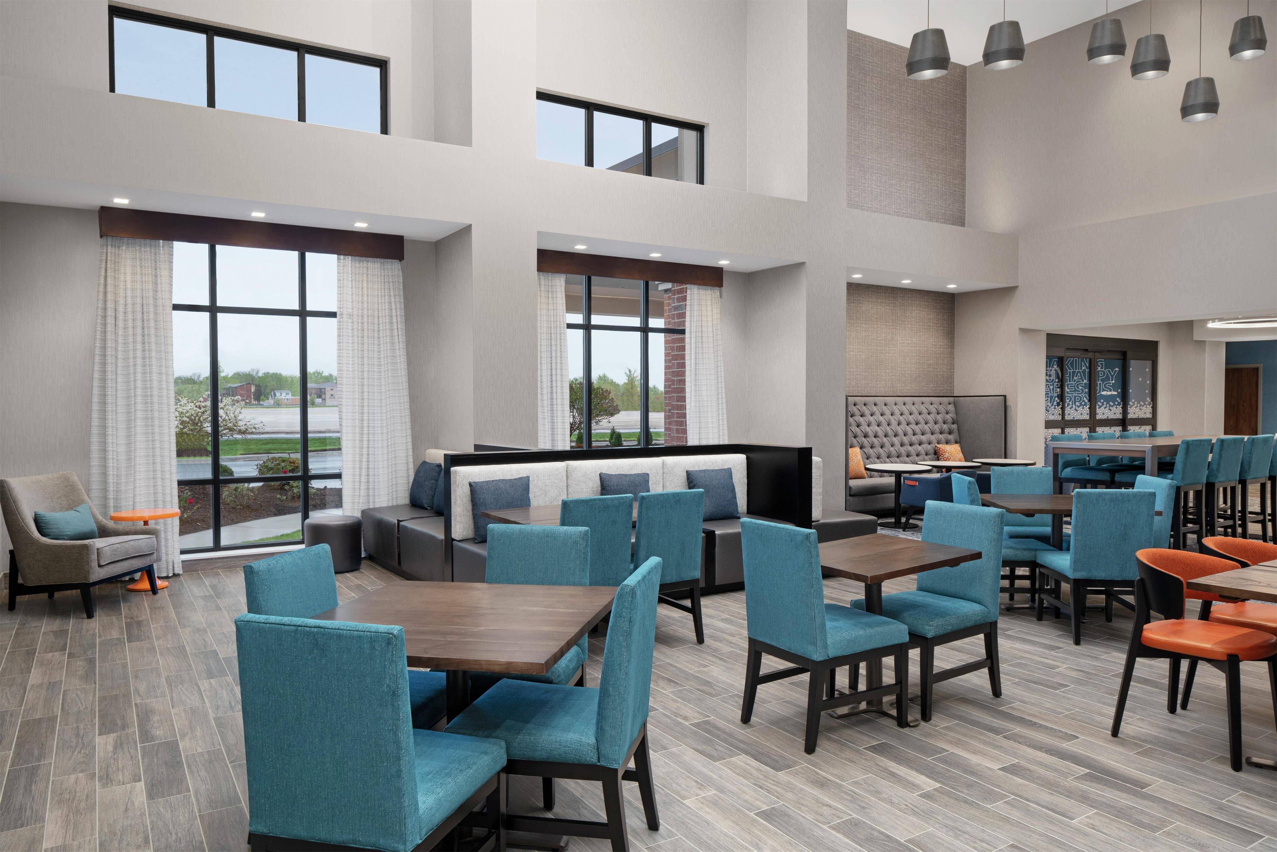 Lobby | Hampton Inn & Suites Bridgeview Chicago