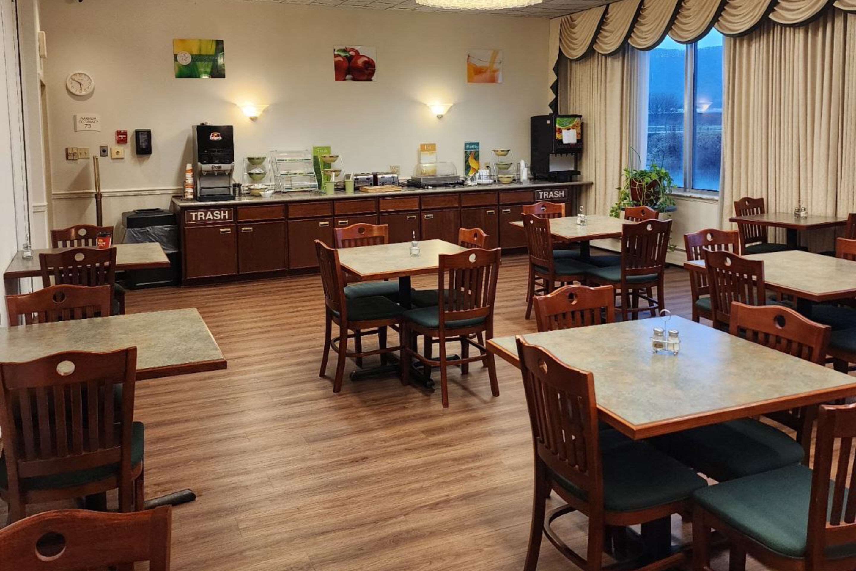 Breakfast area | Quality Inn