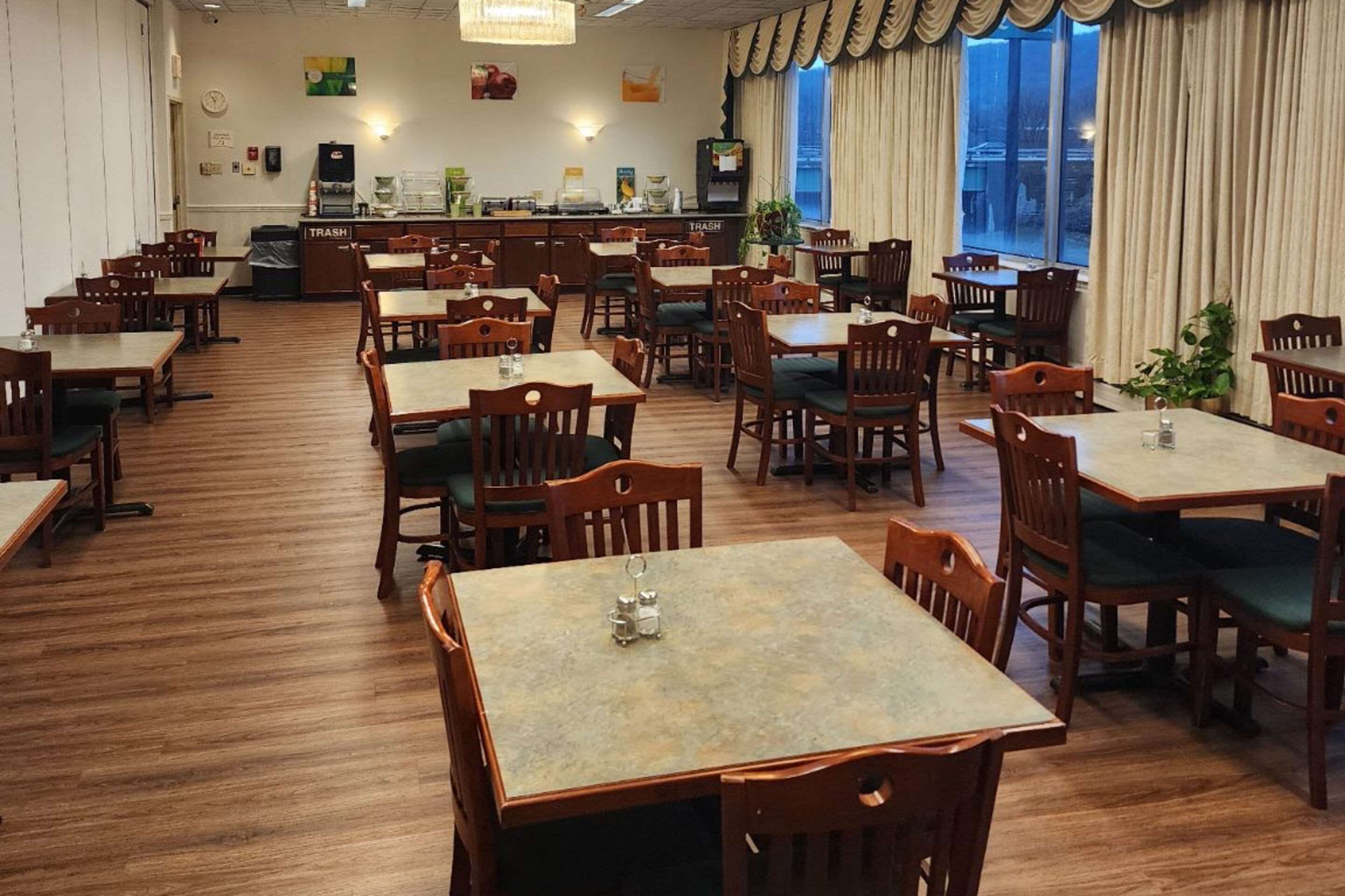 Enjoy breakfast in this seating area | Quality Inn