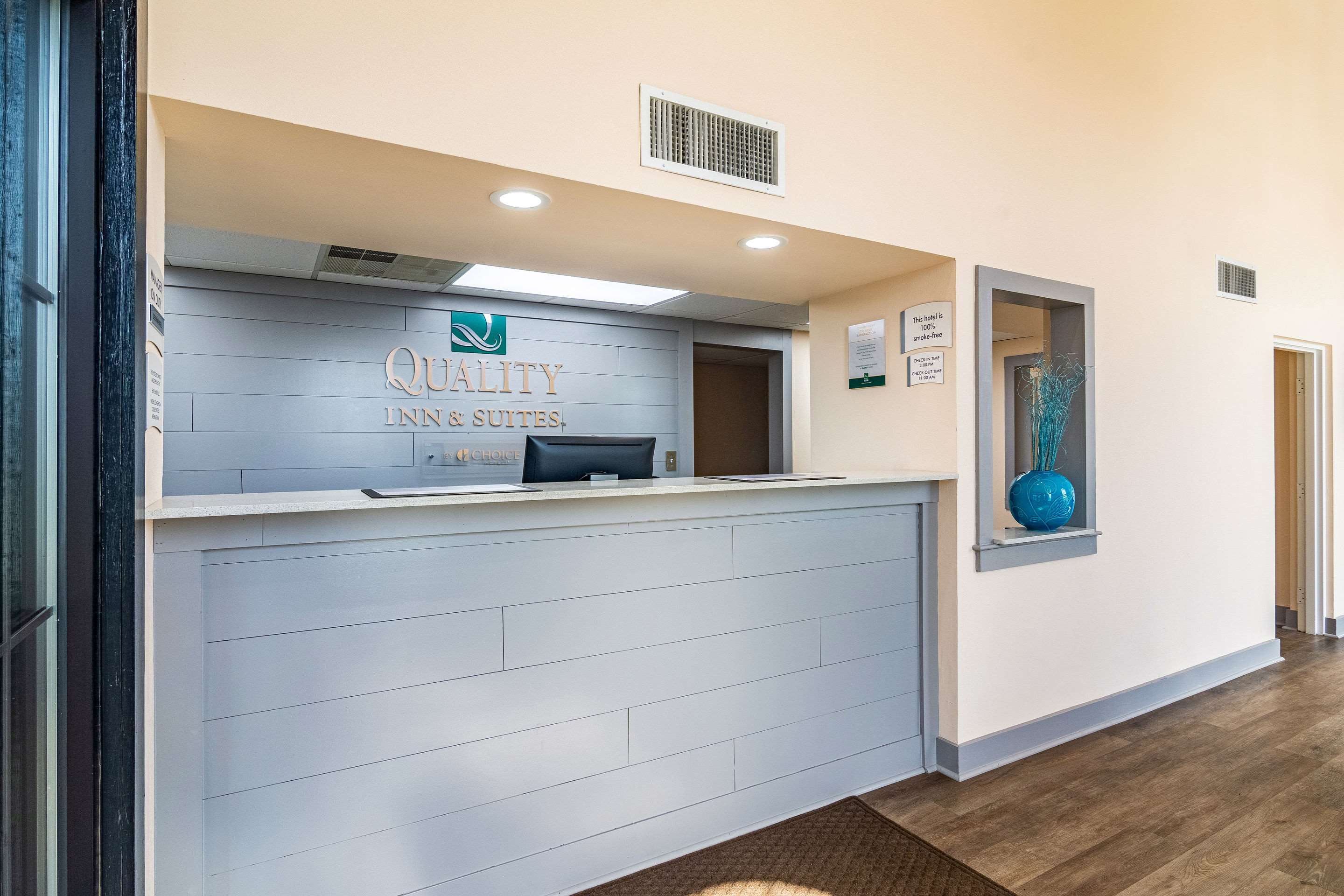 Front desk | Quality Inn & Suites