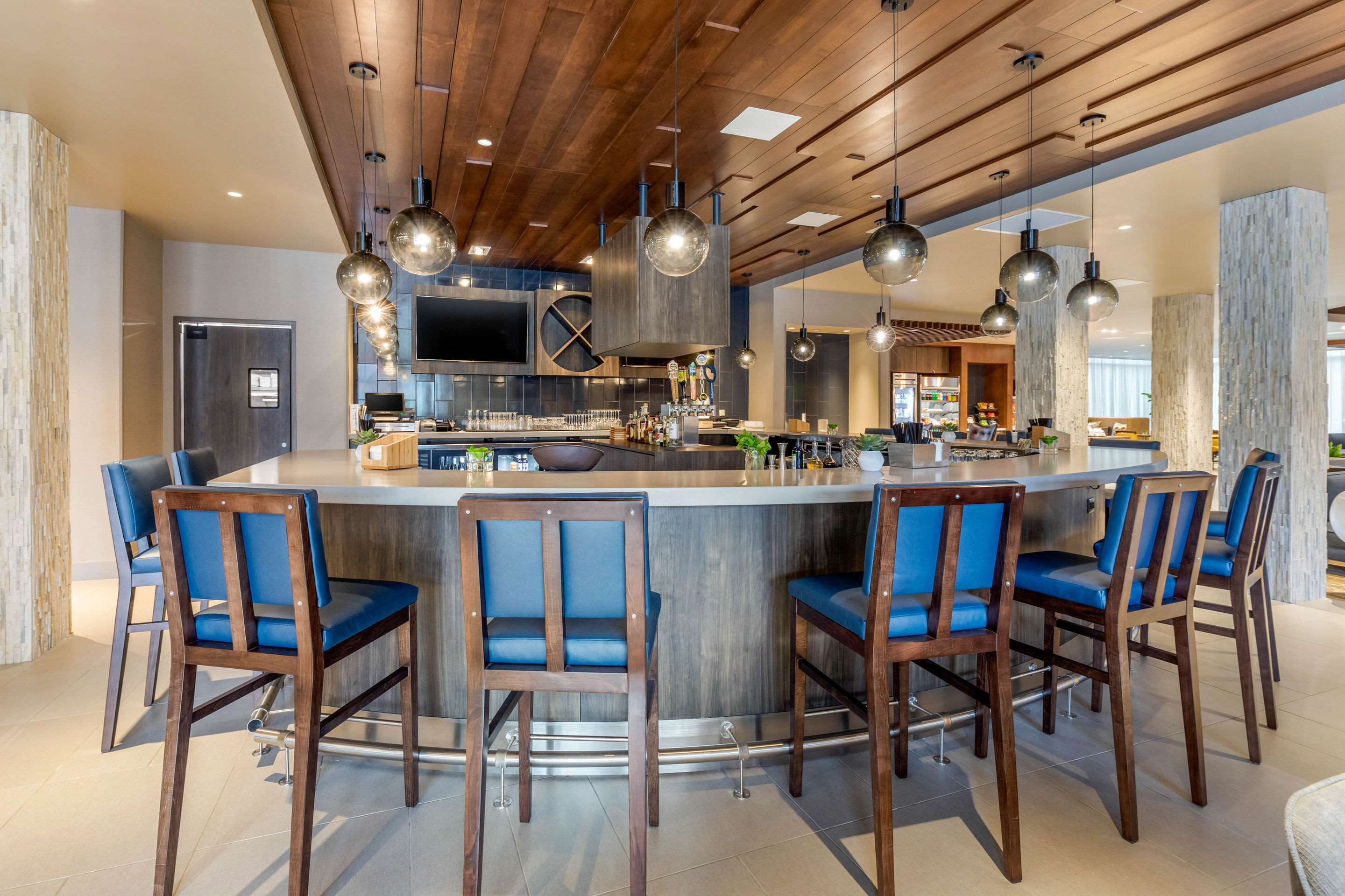 Hotel bar | Cambria Hotel Milwaukee Downtown
