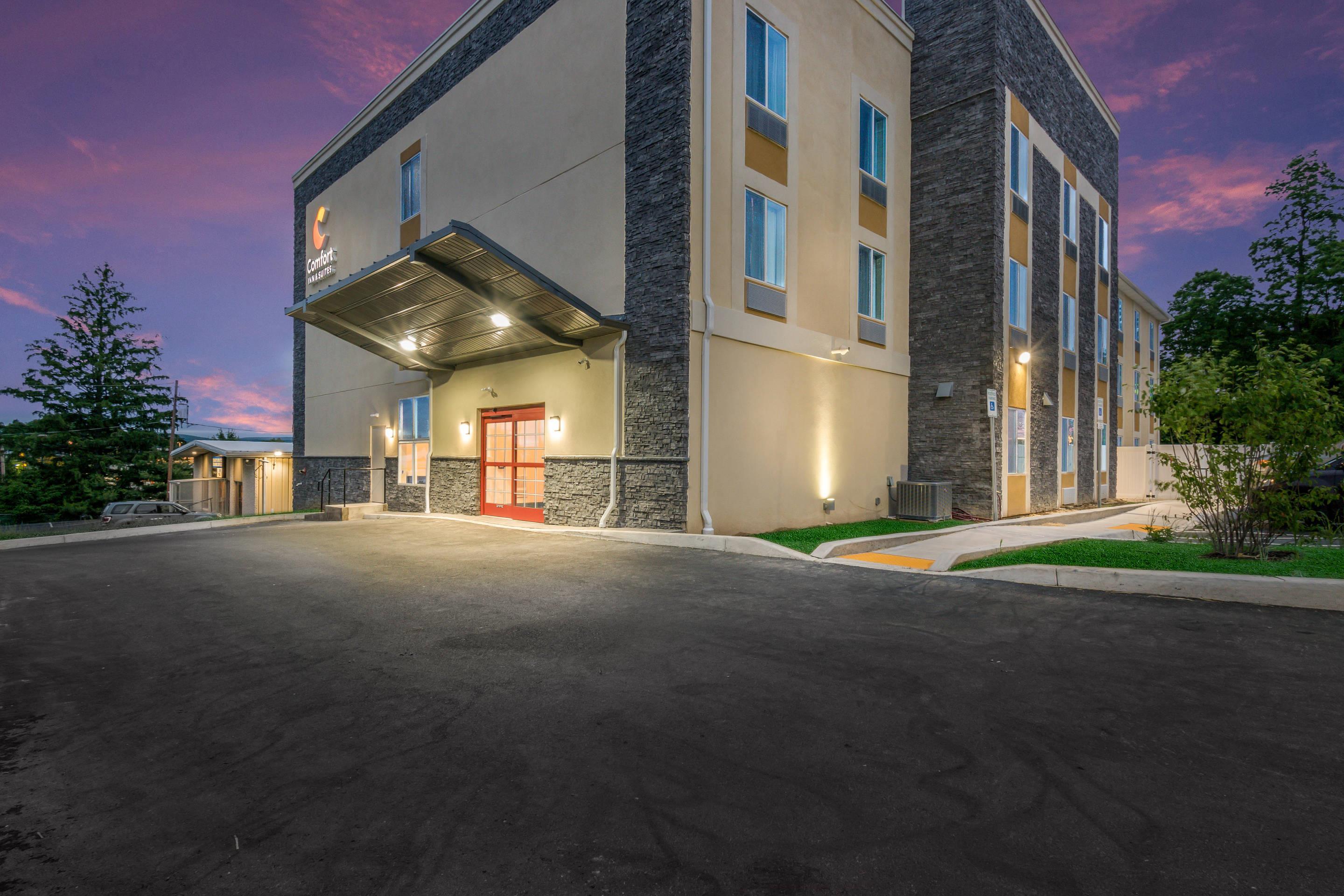 Hotel at night | Comfort Inn & Suites Harrisburg - Hershey West